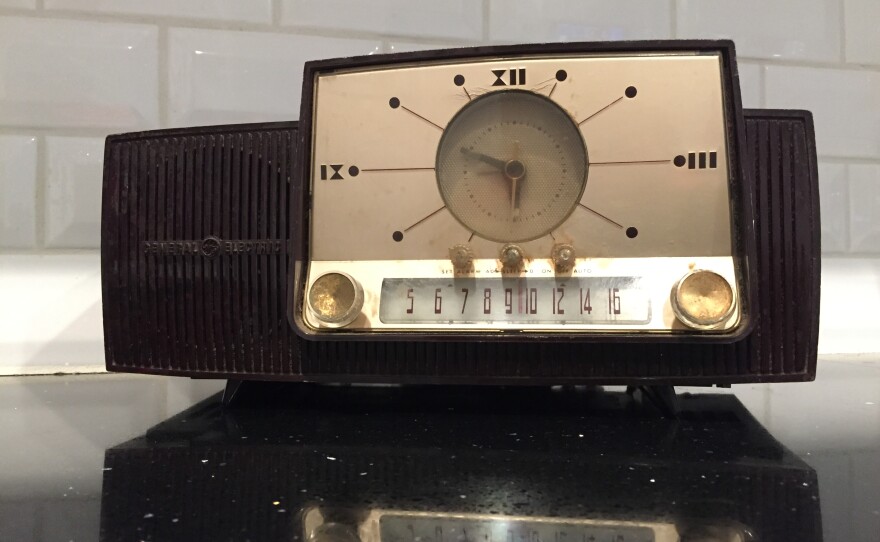 General Electric alarm clock and AM radio