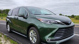 2023 Toyota Sienna Platinum AWD right side
