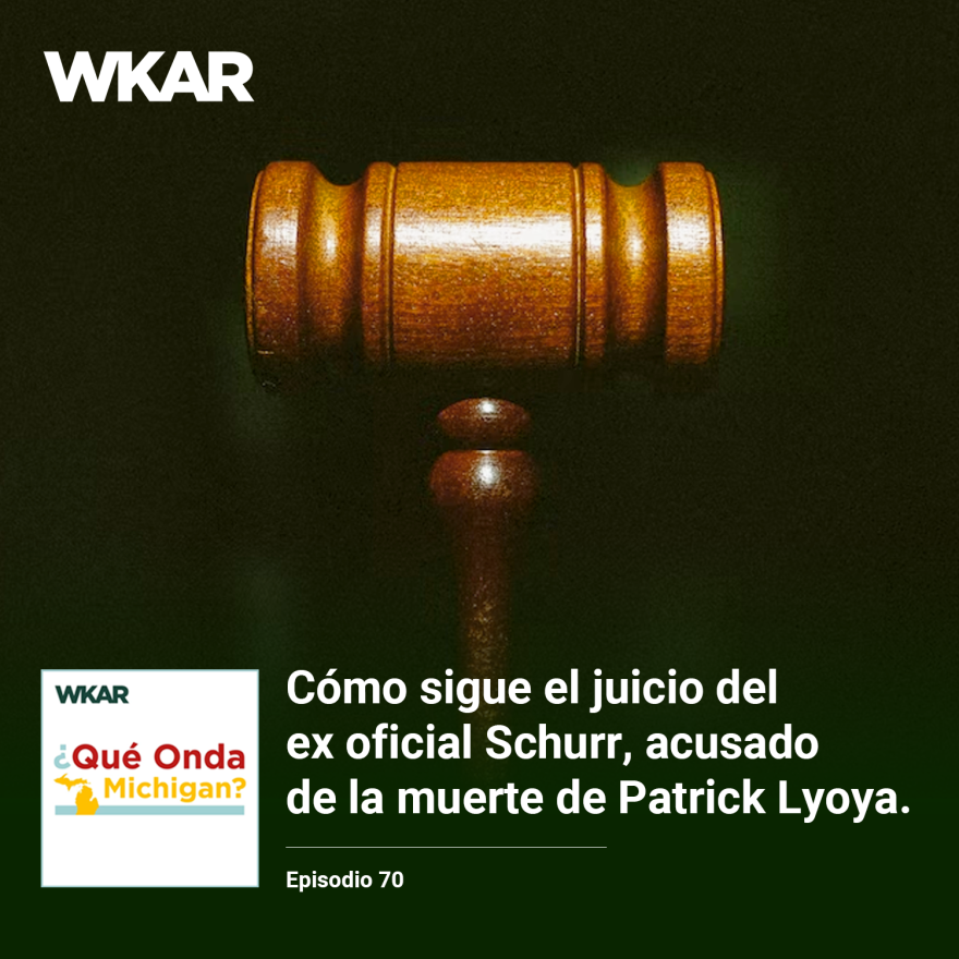 En la imagen se puede observar un mazo de juez de madera.  En el lado inferior de la imagen esta el logo de Que Onda Michigan sobre un fondo blanco. En la parte derecha las siguientes palabras estan escritas: "Como sigue el juicio del ex oficial Schurr, acusado de la muerte de Patrick Lyoya."  y "Episodio 70".