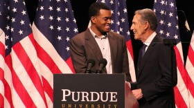 Howard Schultz (right) shakes the hand of Purdue Student Government President Aaron Banks.