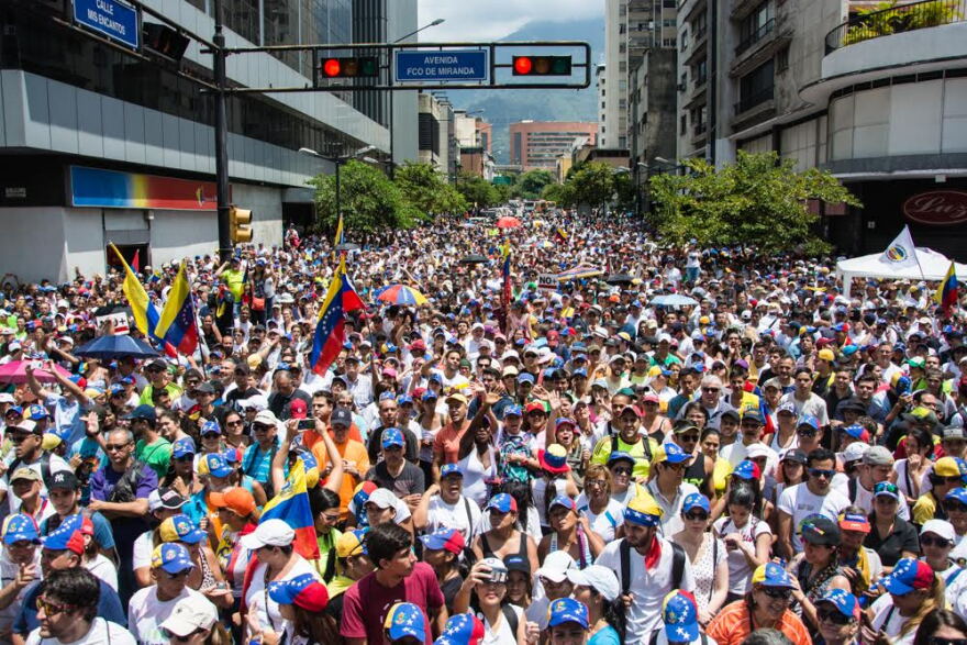 Venezuelans at the Francisco de Miranda Avenue. (Photo Courtesy Verónica Aponte)