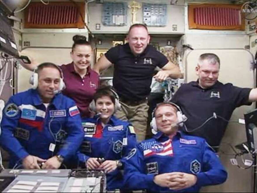exp42_crew_greet2_blog