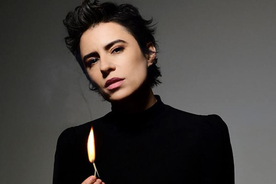 Leslie Mendelson at The Linda