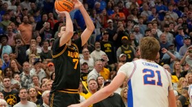 Iowa forward Alvaro Folgueiras (7) makes a game winning 3-point shot over Florida forward Alex Condon (21), Sunday, March 22, 2026, in Tampa.