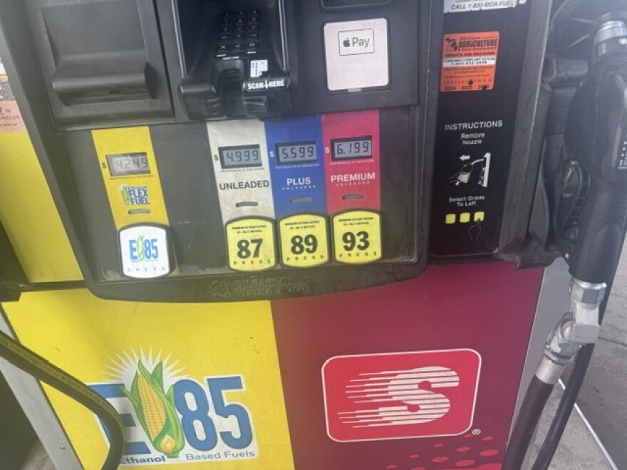 A picture of a gas pump.