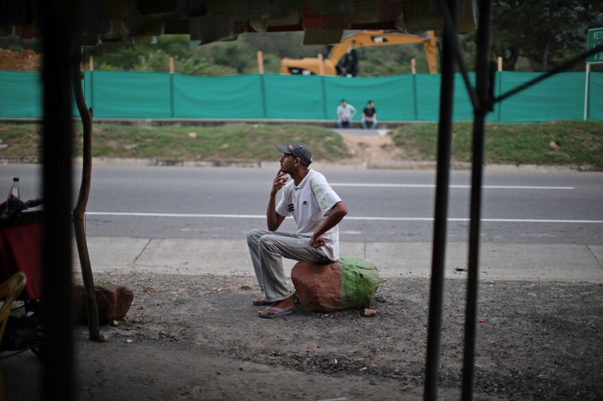 Oscar Martínez rests at a roadside stand near Cúcuta. He wrote a note to Marta Alarcón before continuing his journey.