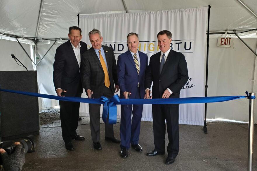 (Left to right) South Side Landfill's Joel Zylstra, EDL North America CEO Jim Grant, Kinetrex Energy President and CEO Aaron Johnson and Indianapolis Mayor Joe Hogsett cut the ribbon on Indiana's largest renewable gas plant.