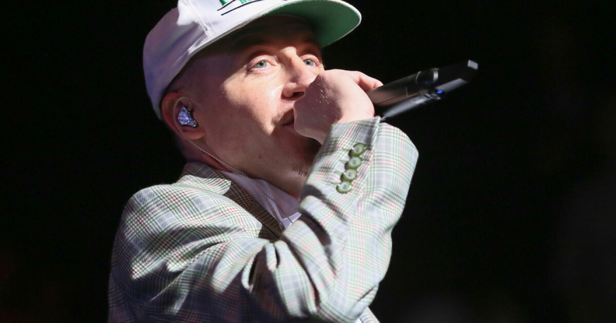 Photo: wusf.org Man with a white baseball cap and brown sportcoat singing into a microphone