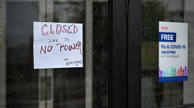 A sign notifies customers in that a power outage has closed the CVS in downtown Storrs, Ct. during a Nor’easter on September 26, 2026.