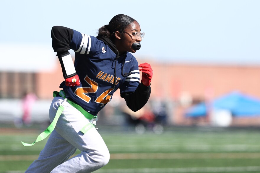 Di Kansas, sepakbola bendera putri kini menjadi olahraga resmi di sekolah menengah: Mereka pantas mendapatkan pengakuan