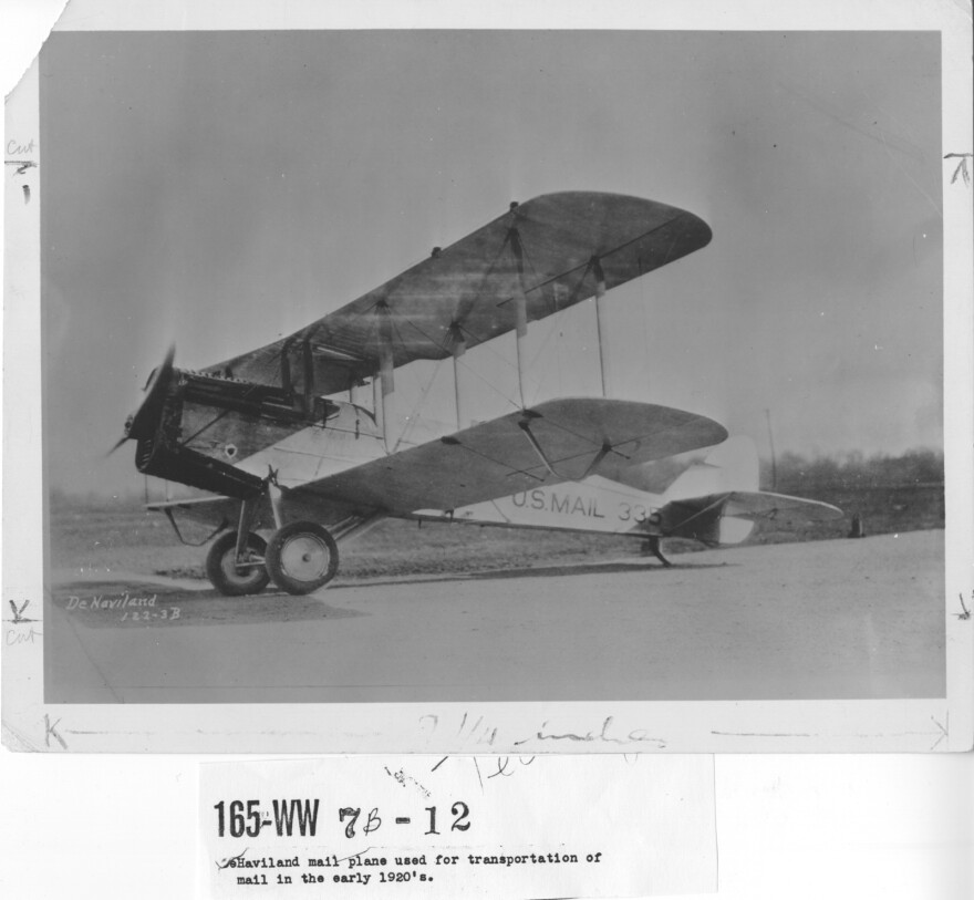 airplanes-historical-de-haviland-mail-plane-used-for-transportation-of-mail-7c0a56-1600.jpg