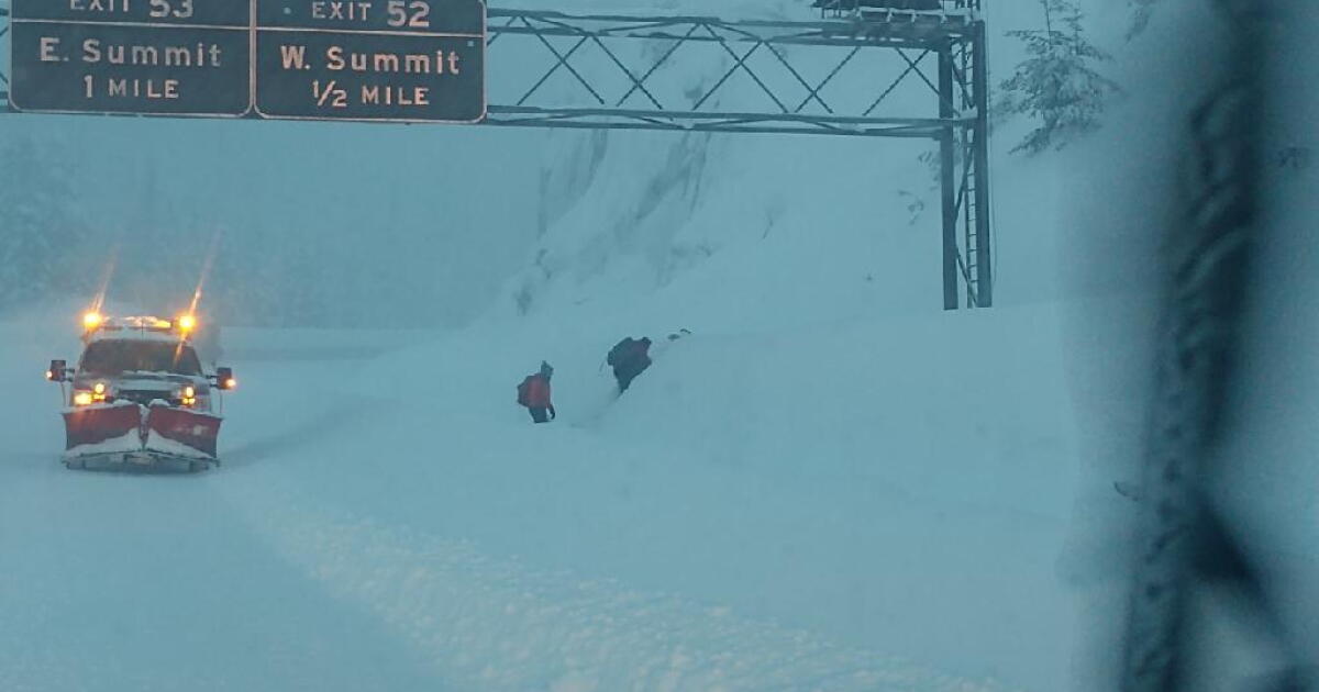 Heavy snow closes some passes, highways in Washington and Oregon | KNKX ...