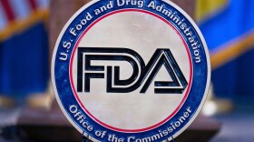 ARCHIVO - El logo de la Administración de Alimentos y Medicamentos de Estados Unidos (FDA, por sus siglas en inglés) se ve en el auditorio del edificio Hubert Humphrey en Washington, el 22 de abril de 2025. (AP Foto/Jose Luis Magana, Archivo)