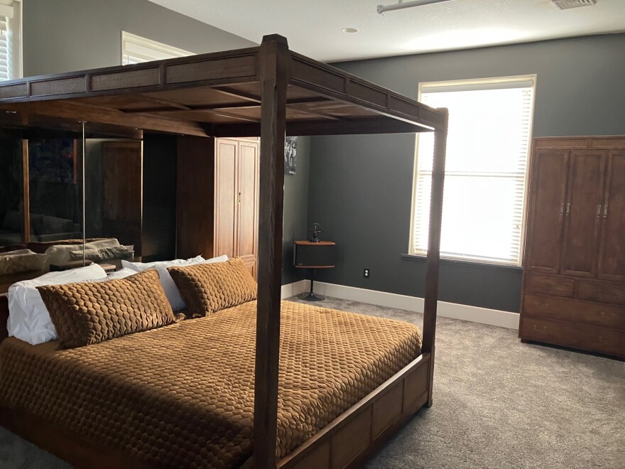 A second-floor apartment is available for touring acts.