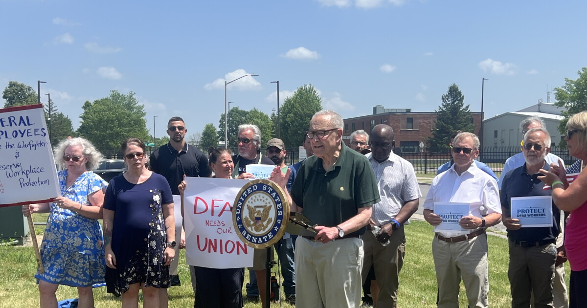 Schumer visits federal workers in Rome to back unionization efforts
