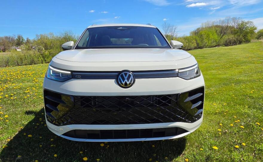 2026 Volkswagen Tiguan SEL R-Line Turbo nose