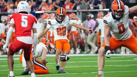 Jadyn Oh (98, White) kicks a field goal vs UNLV