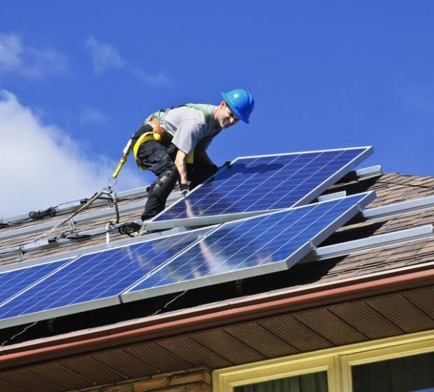 A decision by the Public Utilities Commission keeps current rates for rooftop solar in place.