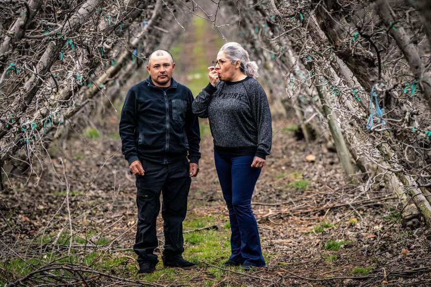 Los trabajadores agrícolas José León y Lorena Ávalos creen que tienen COVID persistente después de años lidiando con problemas respiratorios. Ahora dependen de inhaladores para controlar los síntomas que todavía les quedan. Como la pareja no tiene seguro médico, tienen que pagar todo de su propio bolsillo, aunque ya se les hace difícil cubrir sus gastos mensuales. Cada inhalador cuesta alrededor de 120 dólares.