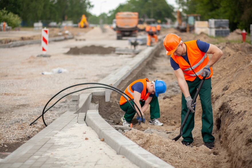 A bill requires employers to take certain steps to help protect outside workers from the heat, but it doesn't include penalties for those who don't comply.