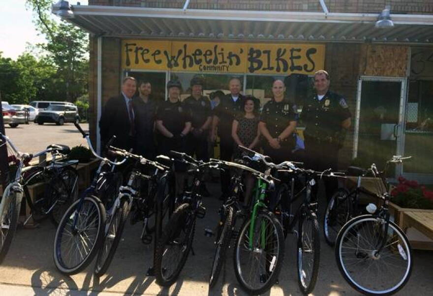 Mayor Hogsett, Chief Riggs, IMPD officers and Freewheelinâ€™ staff, with donated bikes
