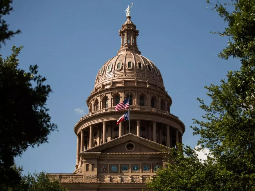 A closeup of the Texas Capitol dome from the front