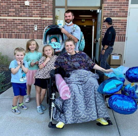 Shandra Sterner outside the hospital with her family and her newborn son Kyler.