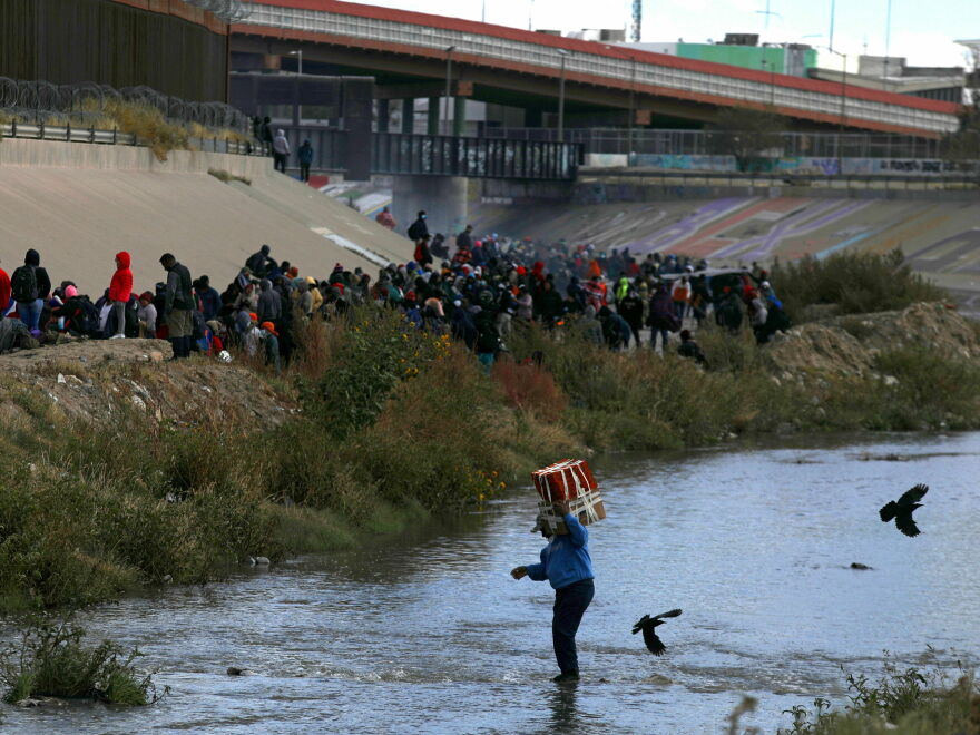 Border Mob El Paso mayor declares state of emergency over migrants crossing the ...