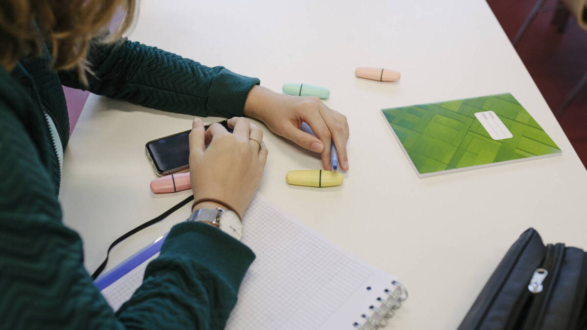 Should schools ban smartphones in the classroom? - Vimarsana News