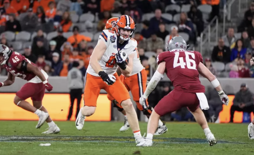 Max Mang (0, white) running in the open field