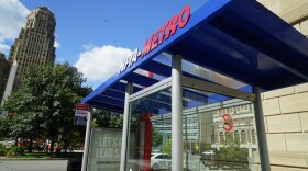 A bus stop shelter on the corner of Niagara Circle. The City Hall building is in the background.