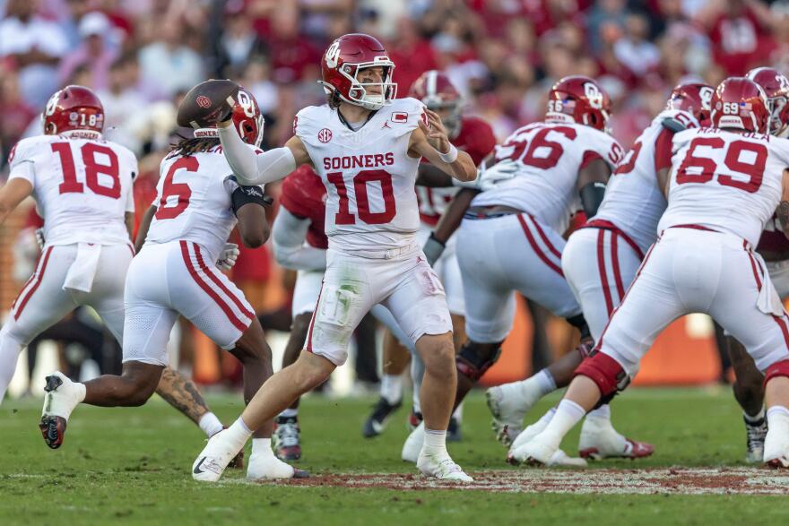 Oklahoma quarterback John Mateer (10) throws a pass during the first half of an NCAA college football game against Alabama, Saturday, Nov. 15, 2025, in Tuscaloosa, Ala. (AP Photo/Vasha Hunt)