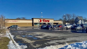 The Tops supermarket on Jefferson Avenue in the Cold Spring section of Buffalo, New York, as seen on a February 2022 afternoon. (Andre Carrotflower / Wikicommons)