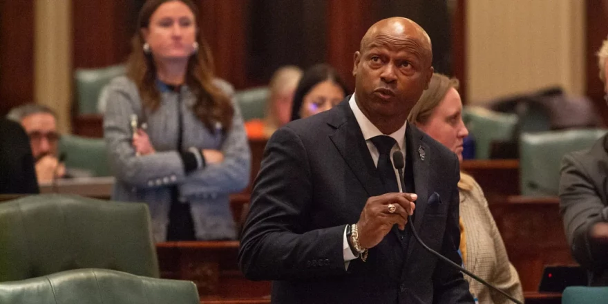 House Speaker Emanuel “Chris” Welch, D-Hillside, speaks on the floor.