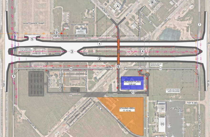 Plano de trazado de las nuevas pistas de rodaje del aeropuerto de Austin-Bergstrom, que muestra la demolición de la terminal sur. El plano incluye las pistas de rodaje marcadas, las de despegue y aterrizaje y diversas instalaciones como una rampa de mantenimiento, una planta trituradora y una zona de estacionamiento.