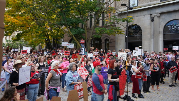 Protesters gathered in downtown Ithaca Tuesday, expressing outrage over Cornell University’s handling of an alleged sexual assault in 2024 and urging faculty to issue a vote of no confidence in the university administration.