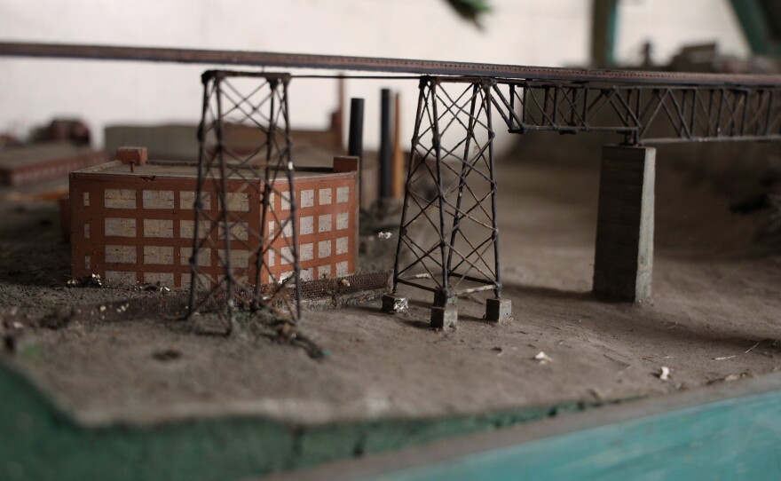 A diorama of the Genesee River gorge depicts the operations of Rochester Gas & Electric, Bausch + Lomb, and other businesses in the early 1900s.