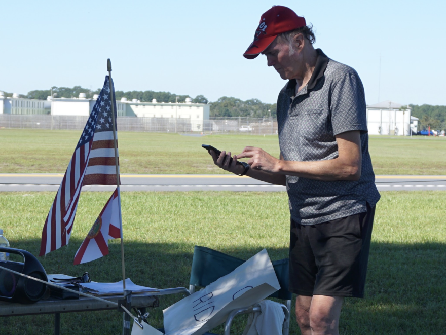 Bill Campbell, a supporter of the death penalty, plays music outside the Florida State Prison during a prayer vigil as a way of counterprotesting Tuesday, Oct. 13, 2026. (Alexa Ryan/WUFT)