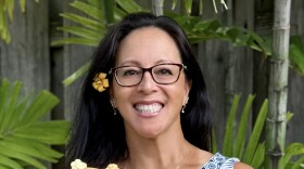 Courtney Ching specializes in 3D flower, food, and ocean art on Oʻahu.