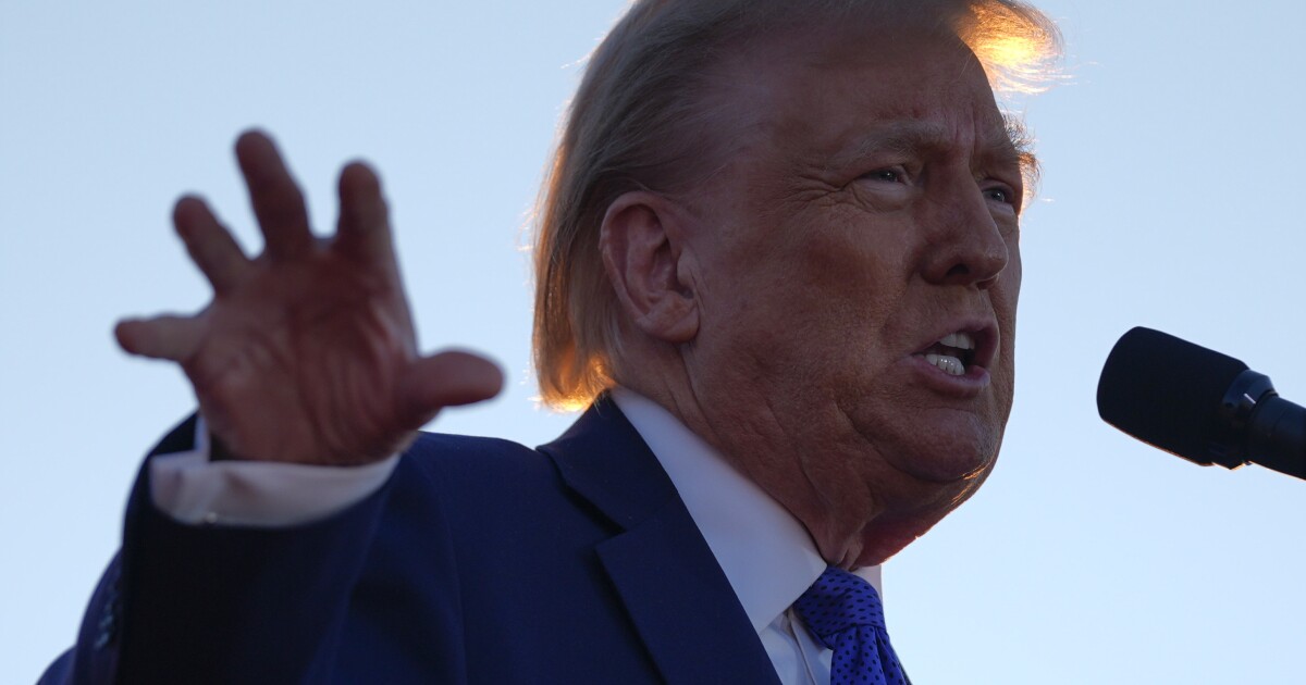 Trump kicks off a Pennsylvania rally by talking about Arnold Palmer's