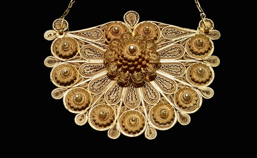 The design of a mid-20th-century necklace is meant to evoke the peanut or groundnut.
