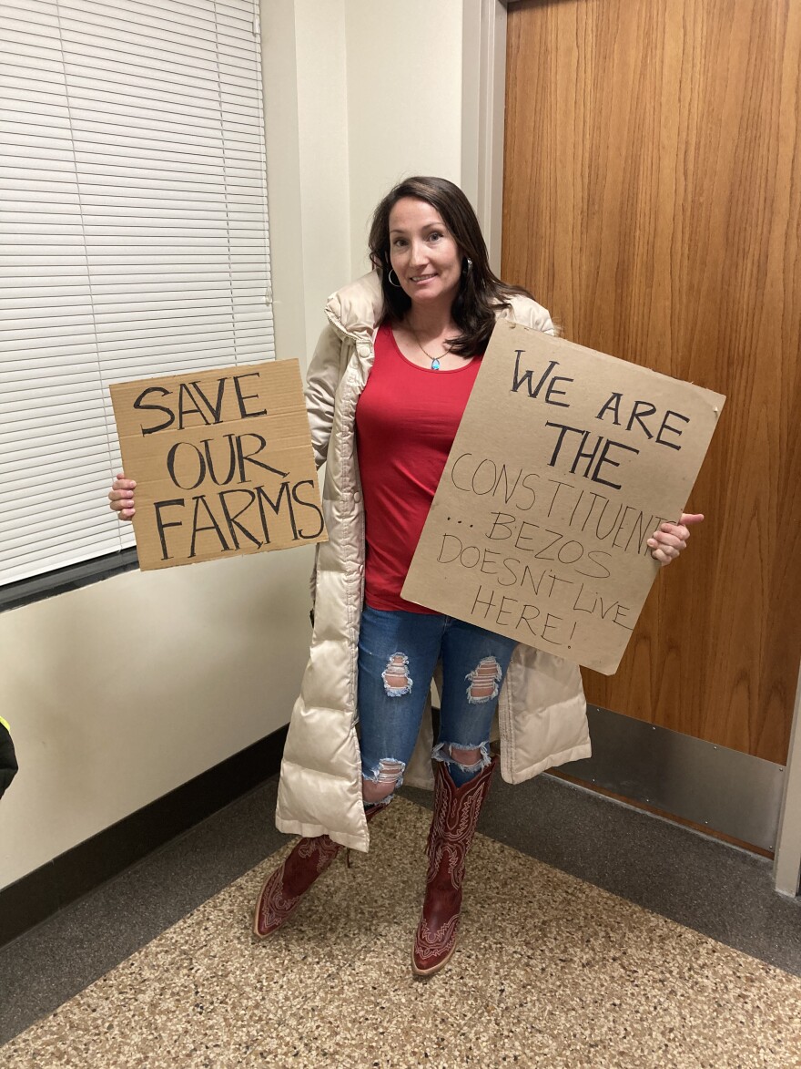 Mercedes Thomsen protested against the CDI-OZ at the public meeting before the vote