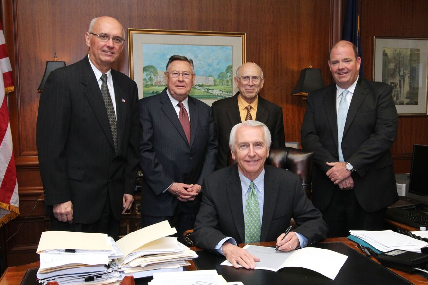 Gary Crawford, CEO ecoPower; Len Peters, Secretary of the Kentucky Energy Cabinet; David Drake, board member for ecoPower and a former Energy Cabinet Secretary; Richard Sturgill, ecoPower founder and chairman; with Gov. Steve Beshear at a bill signing ceremony for SB 46.