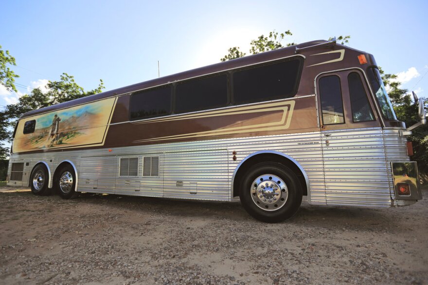 willie nelson tour buses