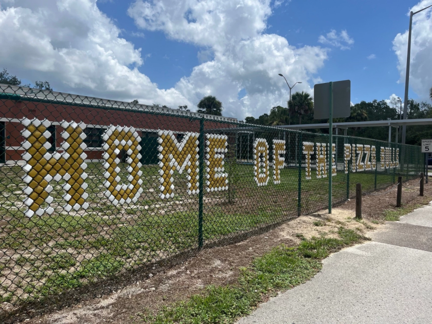 Hogar de los toros Pizzo — marcado en la cerca