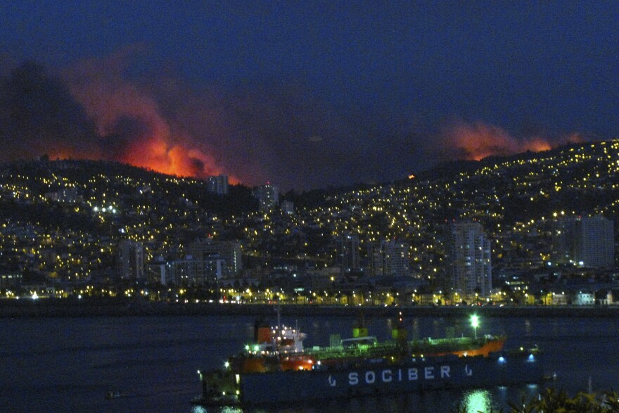 Smoke from the forest fire is seen in Valparaiso on Friday.