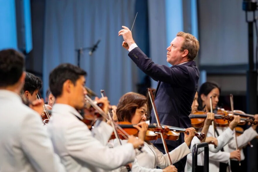 Daniel Harding leads the Los Angeles Philharmonic in music by Rachmaninov at the Hollywood Bowl in 2025.