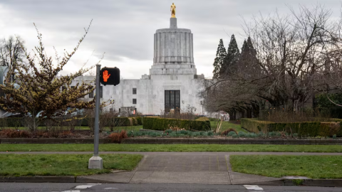 The Oregon State Capitol as seen from the street.
