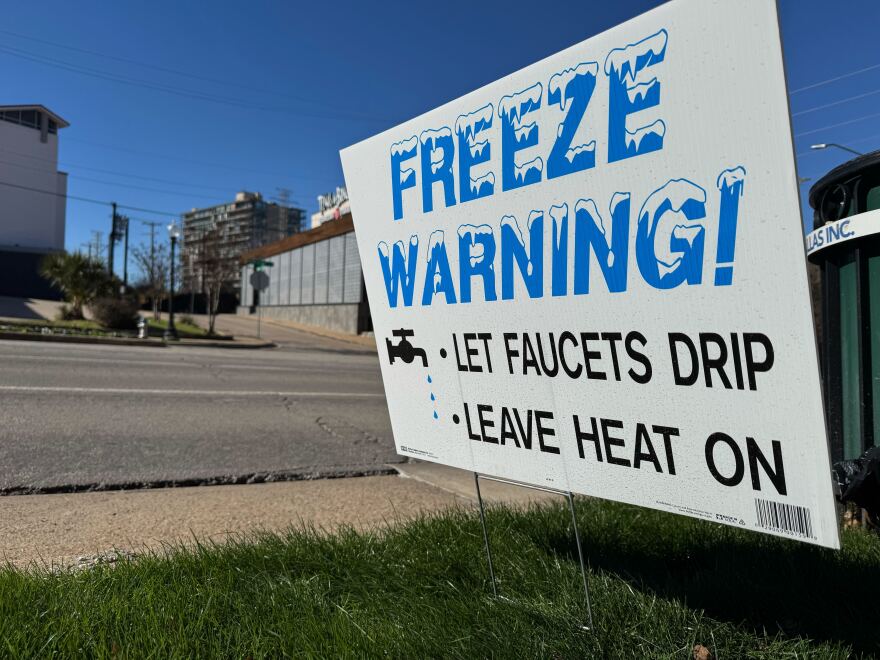 A sign that reads "Freeze warning! Let faucets drip. Leave heat on."