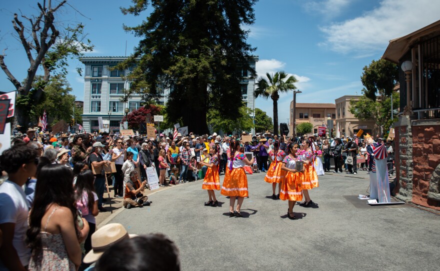 Estrellas de Esparanza and local ukulele groups both used music to protest.